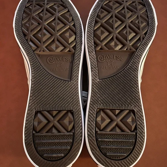 EUC Women’s Converse Off-White Canvas Sneakers, 10 - Picture 3 of 9